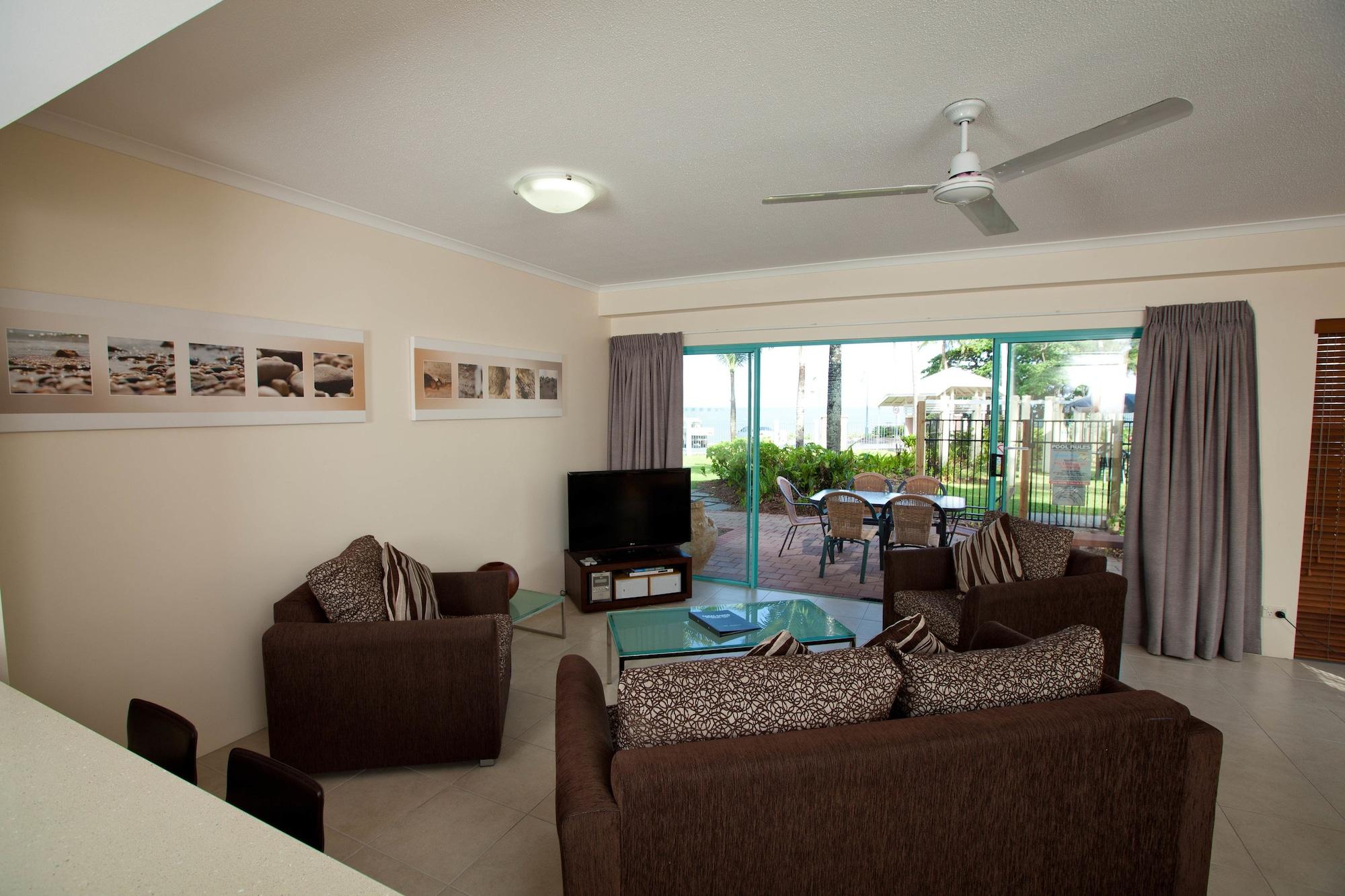 Coral Sands Beachfront Resort Тринити Бич Экстерьер фото