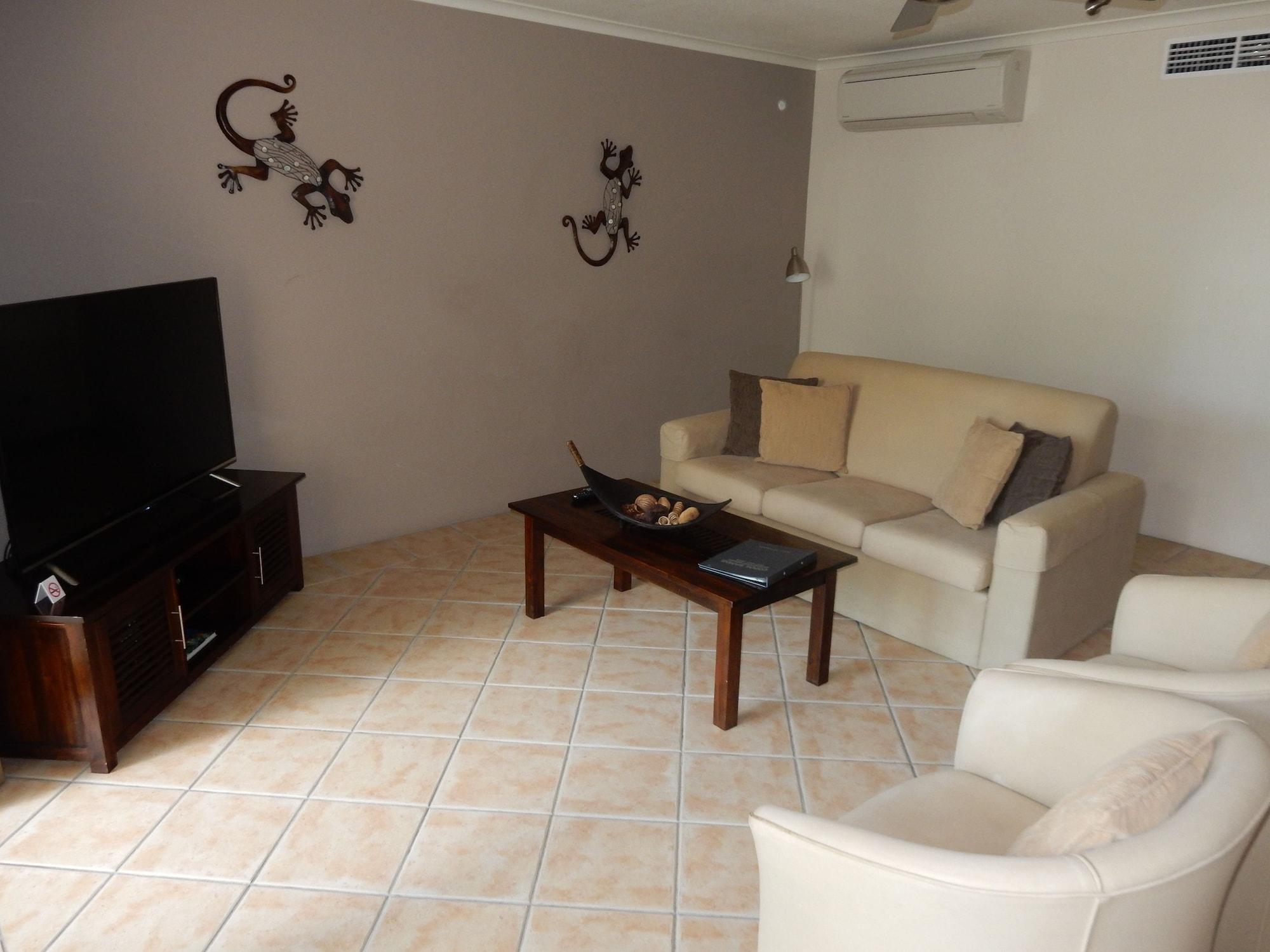 Coral Sands Beachfront Resort Тринити Бич Экстерьер фото