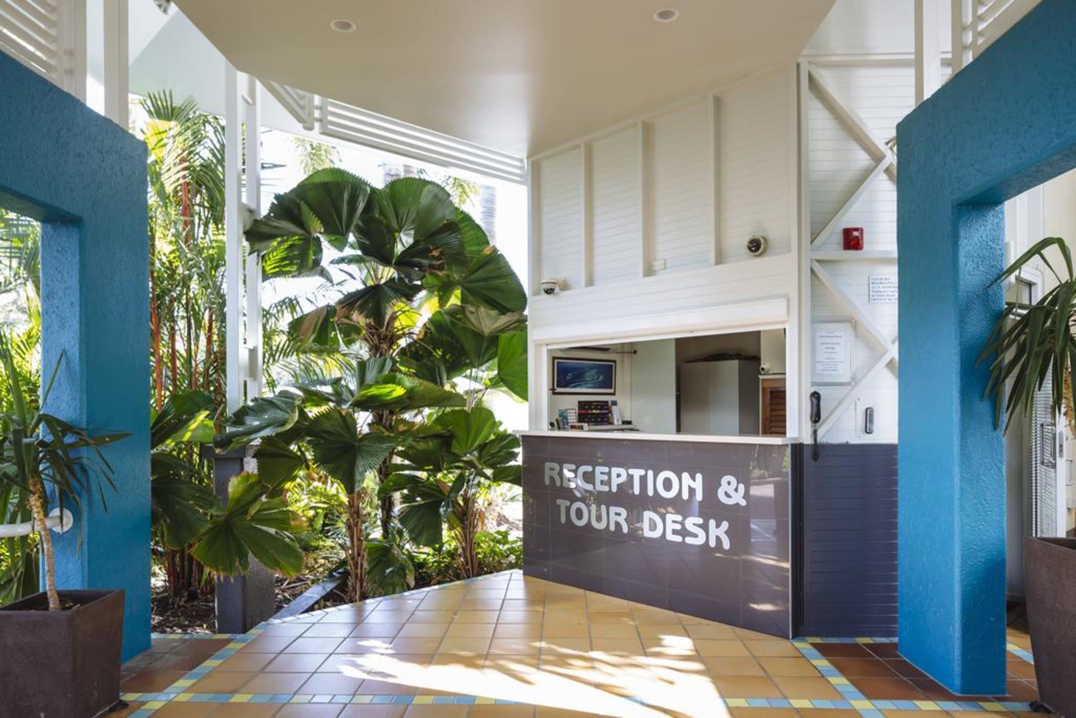 Coral Sands Beachfront Resort Тринити Бич Экстерьер фото