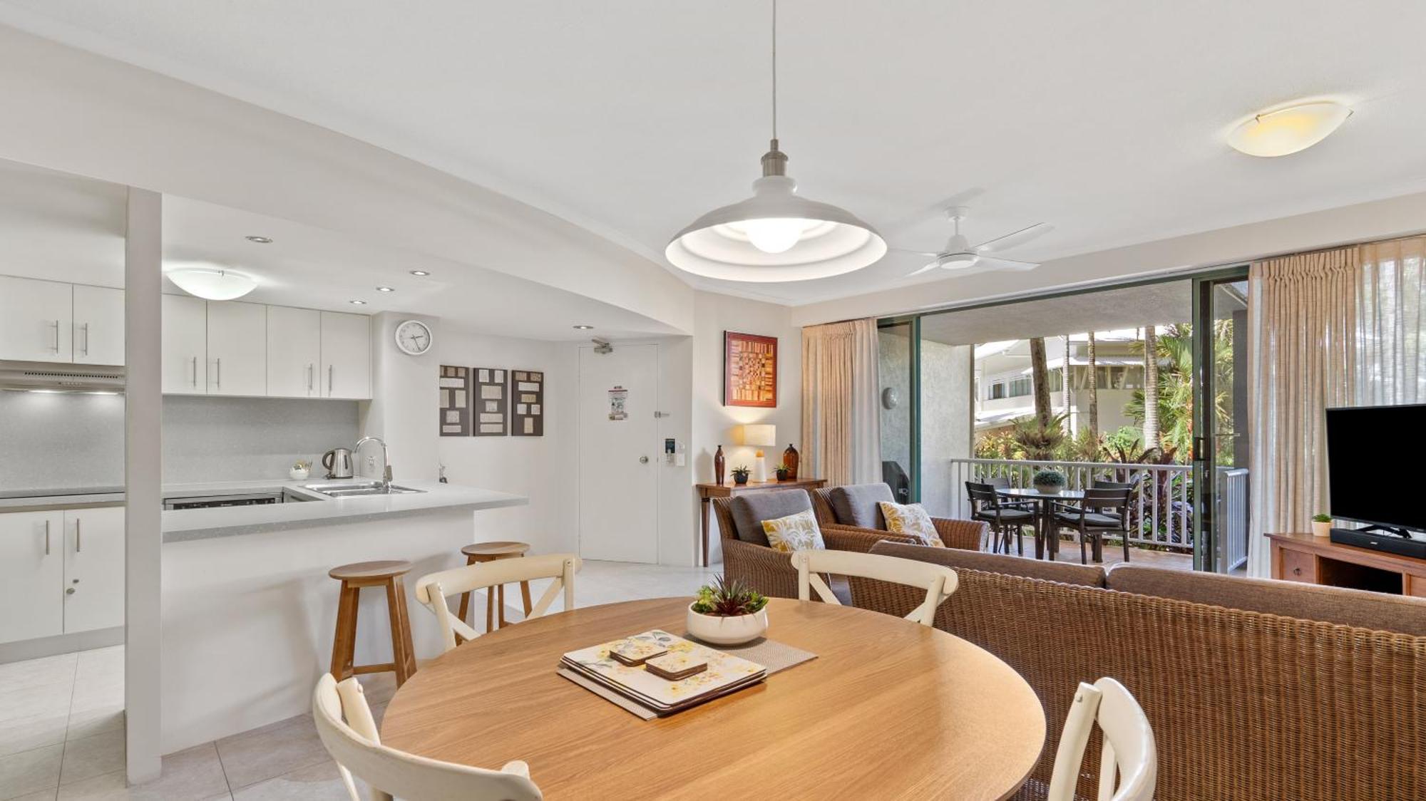 Coral Sands Beachfront Resort Тринити Бич Экстерьер фото