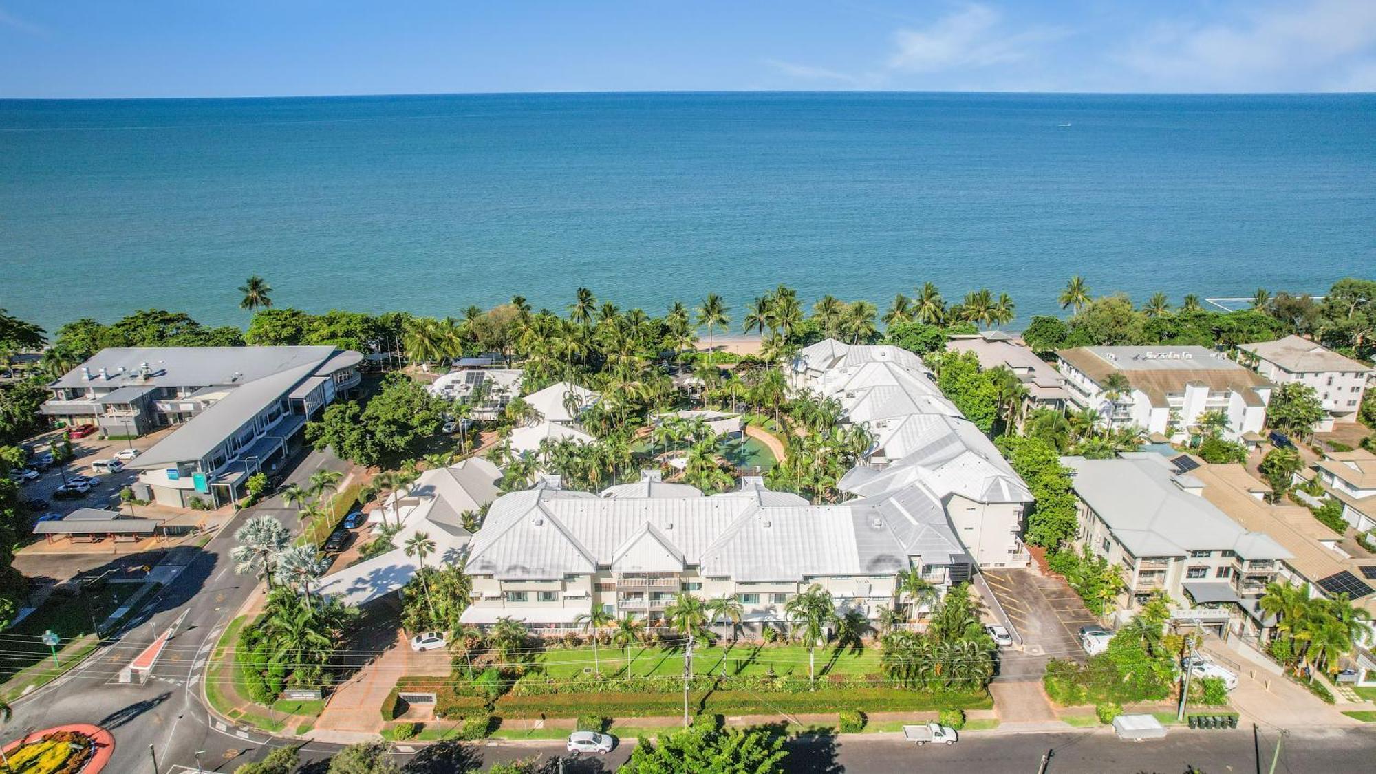 Coral Sands Beachfront Resort Тринити Бич Экстерьер фото