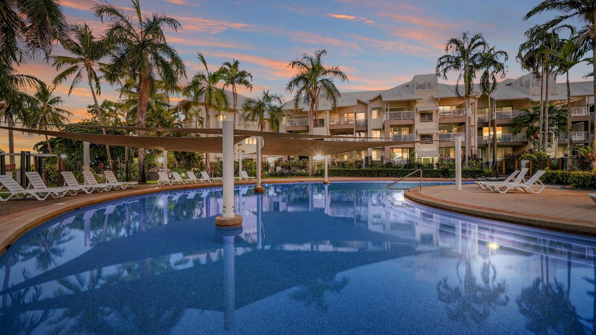 Coral Sands Beachfront Resort Тринити Бич Экстерьер фото
