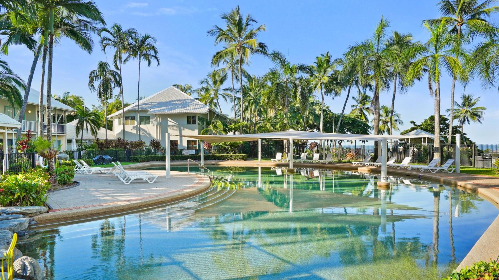 Coral Sands Beachfront Resort Тринити Бич Экстерьер фото