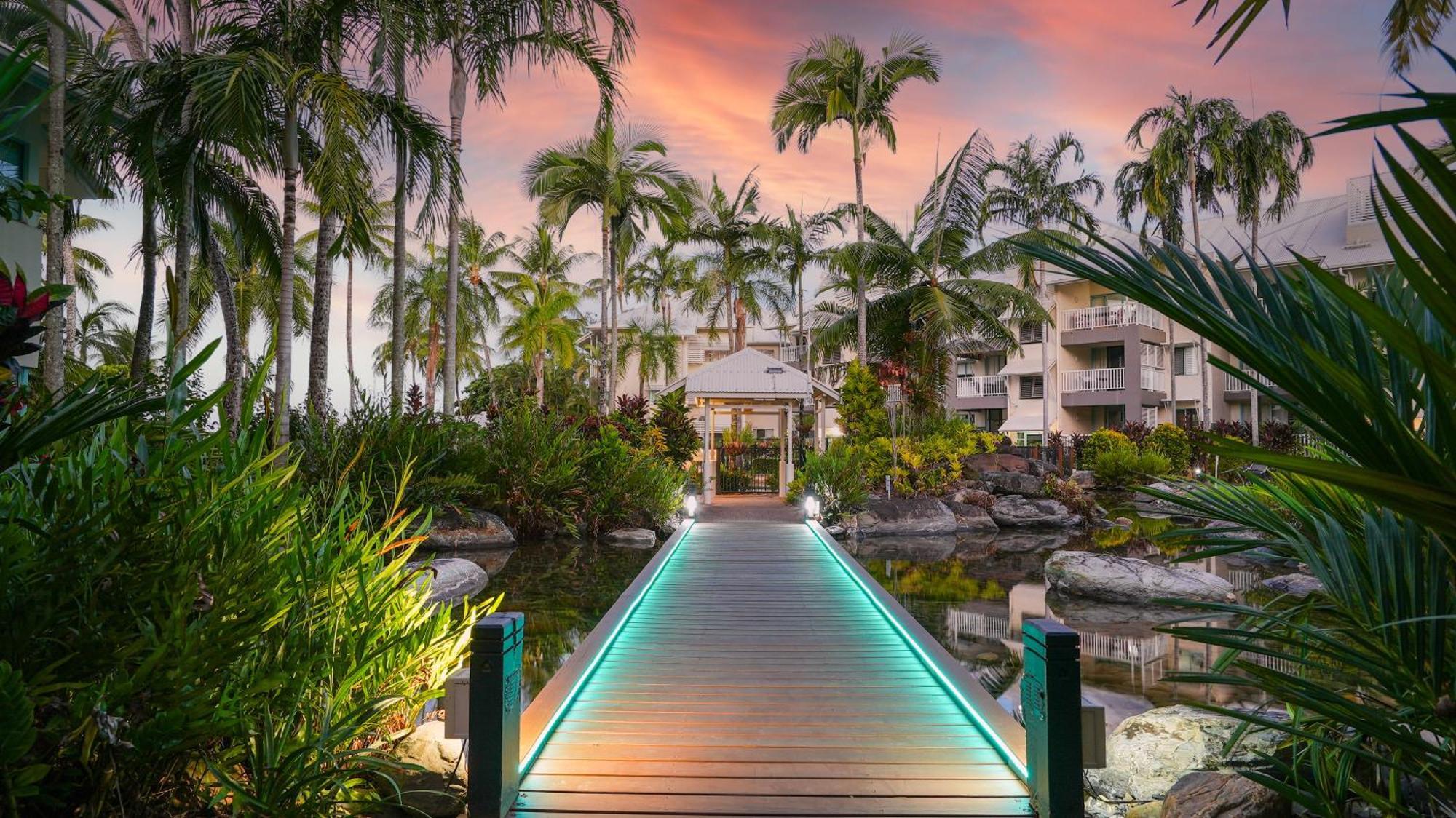 Coral Sands Beachfront Resort Тринити Бич Экстерьер фото