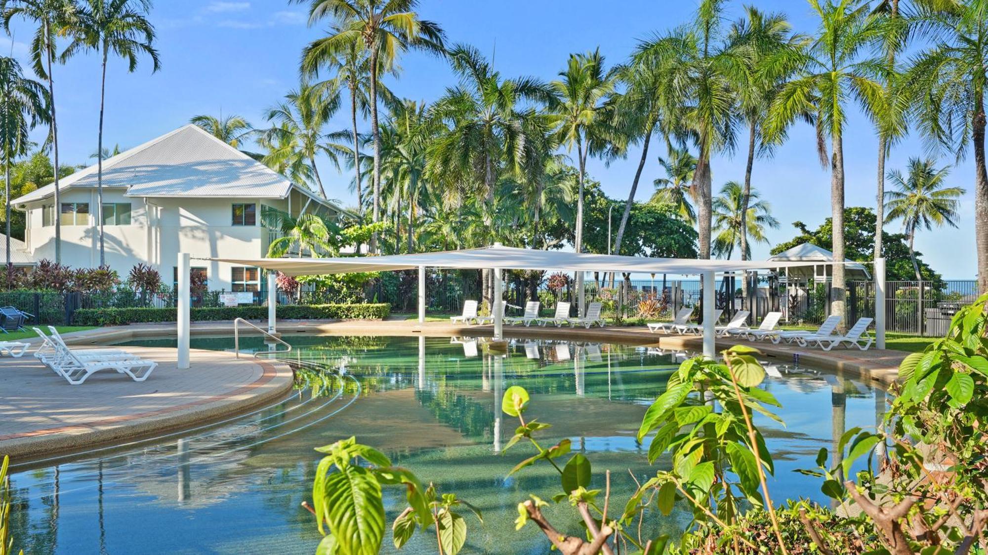 Coral Sands Beachfront Resort Тринити Бич Экстерьер фото