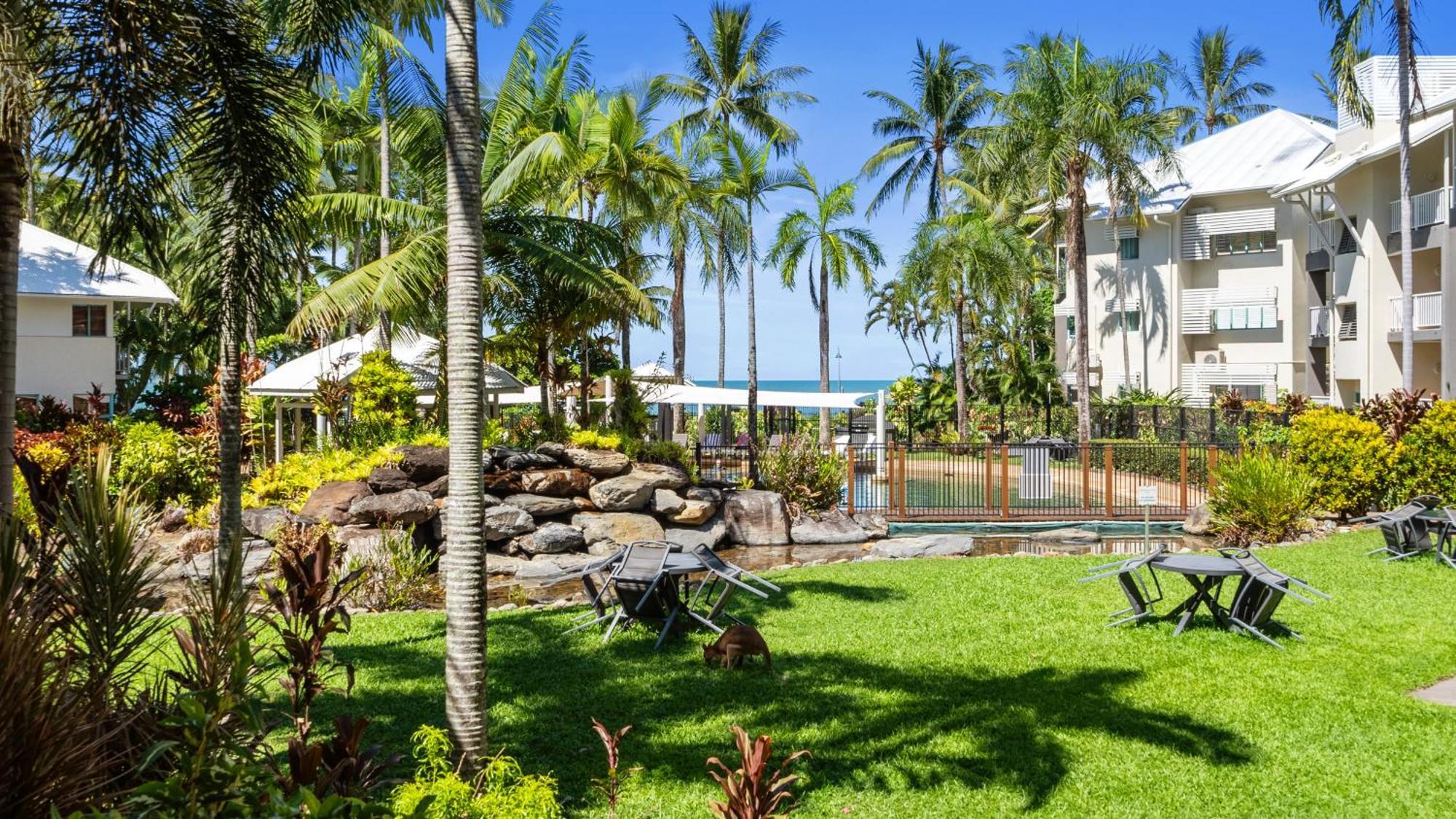 Coral Sands Beachfront Resort Тринити Бич Экстерьер фото