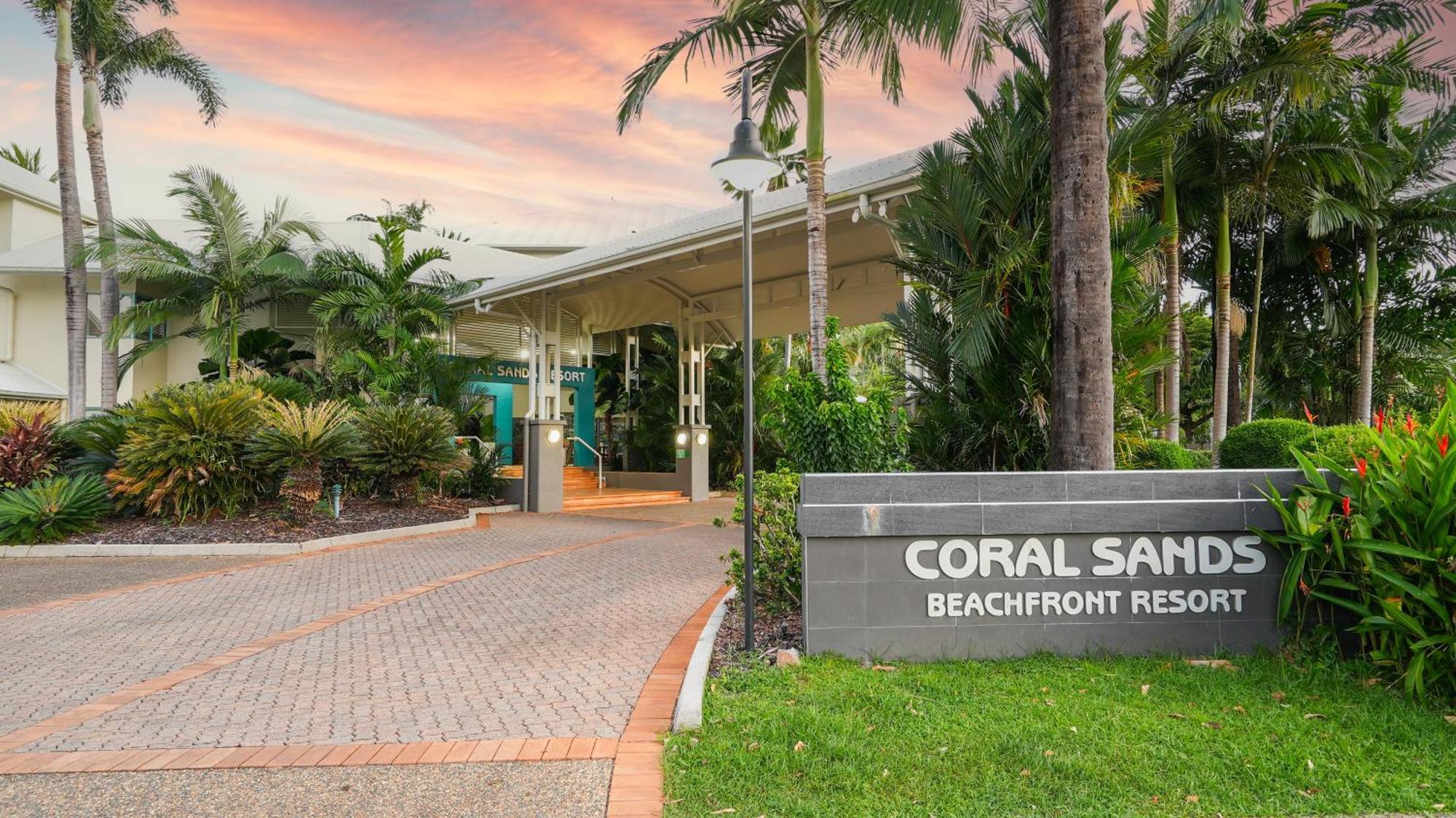 Coral Sands Beachfront Resort Тринити Бич Экстерьер фото