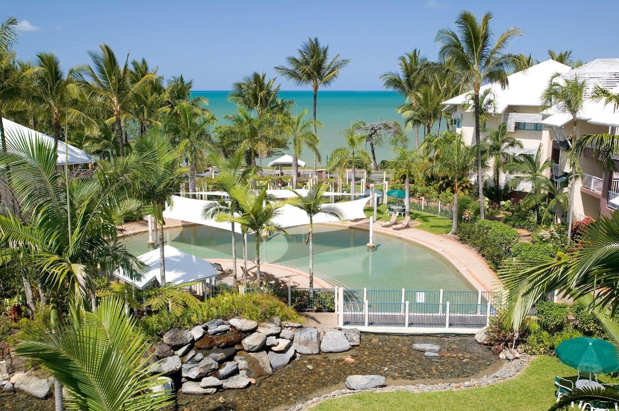 Coral Sands Beachfront Resort Тринити Бич Экстерьер фото