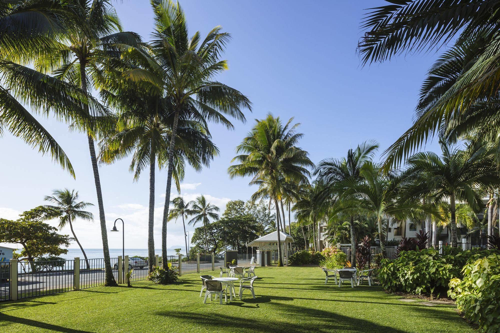 Coral Sands Beachfront Resort Тринити Бич Экстерьер фото